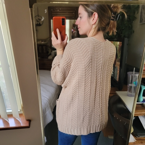 Tan sweater - Picture 4 of 6